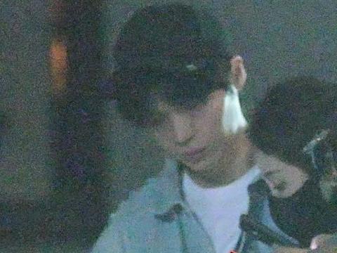 张小婉左凌峰被拍，揽腰吃夜宵似老夫老妻？身边人早见怪不怪