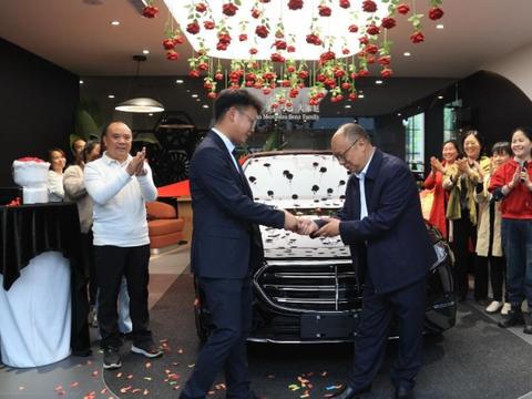 拼搏有结果，业绩见真章——热烈祝贺赵总荣耀提车奔驰E300