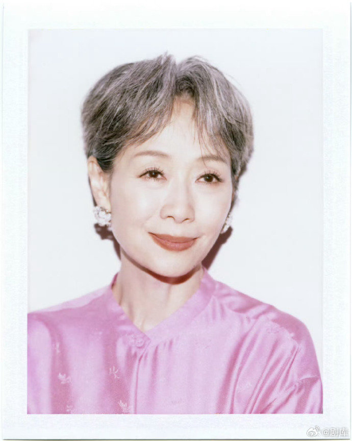 叶童老师从《新白娘子传奇》到现在，一直都很耀眼，《背后》肯定也不例外