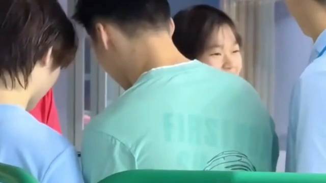 全红婵武汉观赛助威陈艺文夺冠，与蒜鸟合影显童真