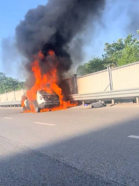 当街起火烧成空壳，车灯看像领克，很可能还是蓝牌！