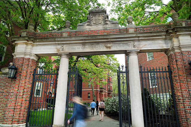 特朗普威胁将哈佛资金拨给职业学校,曾建议设“美国学院”提供免费在线课程(万万没想到)