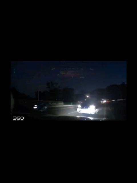 开老宝马7系，因为对方闪灯，把对方撞晕想走全损？