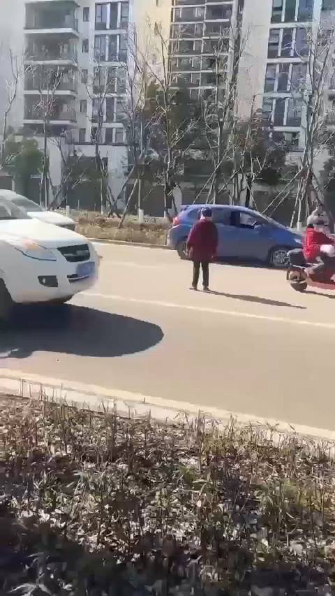 碰瓷千挑万选，选了台公务车！