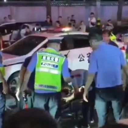 西安一商务奔驰车深夜遇查酒驾强行闯卡，撞伤交警及路人，医院：交警多发骨折