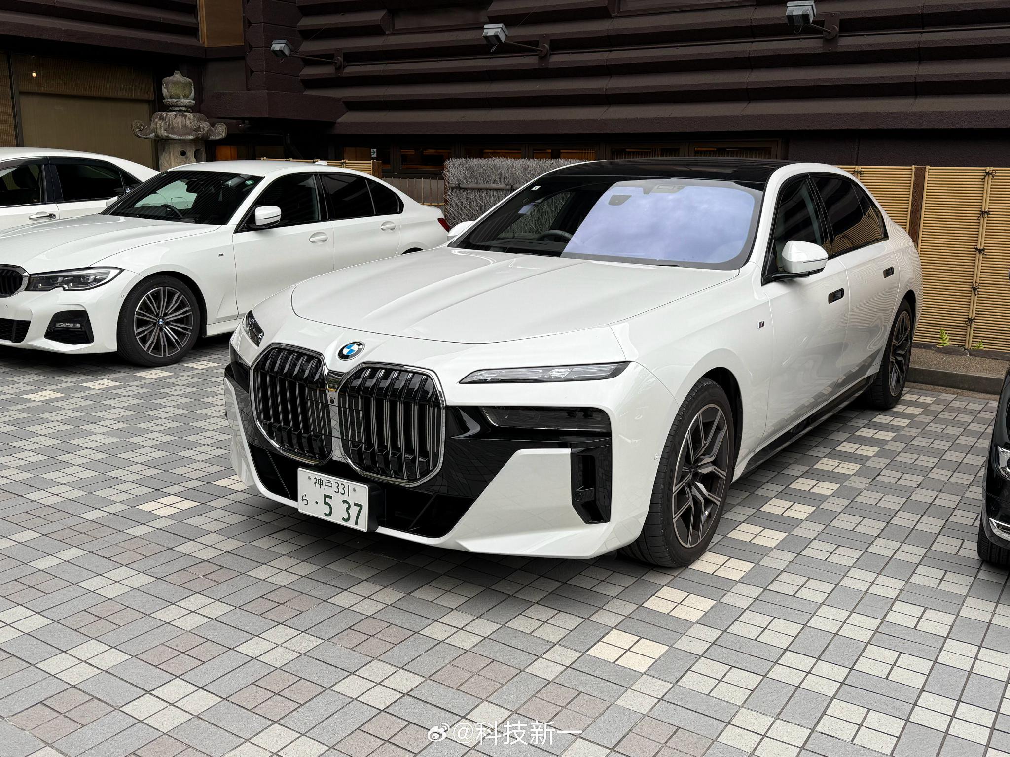 卧槽，在日本看见一辆白色宝马7系，太帅了，这回头率绝对高