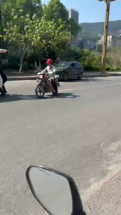 路怒？！ 四川，通江网友发布，这黑衣人手里拿的是啥？