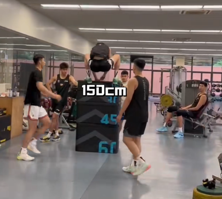 杜锋公布跳箱训练！小胡笑开花，黄明依张昊天赋好，徐昕尴尬受伤