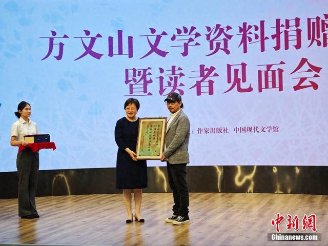 方文山个人艺术品捐赠仪式及读者见面会现场。中新网记者 任思雨 摄