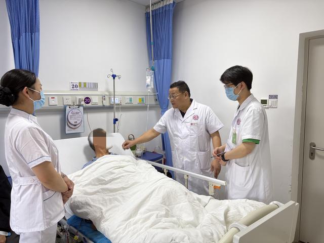 男子长期喝生水,肾脏竟长出巨大“姜块”结石!泌尿专家紧急提醒