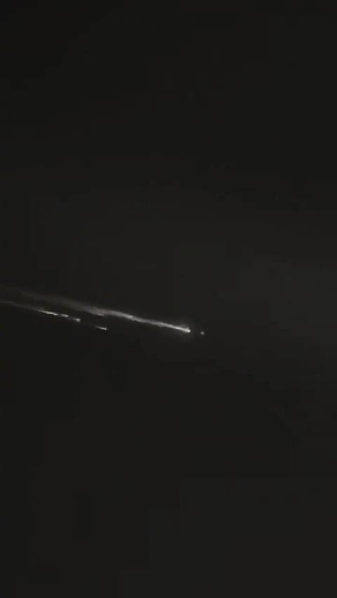 山东多地夜空现不明飞行物,目击者称一大带小很亮,天体物理学博主:应是国外侦查卫星再入大气层烧毁