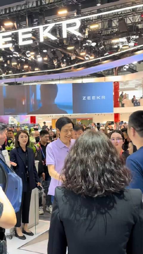 雷总在宾利展台的手表，手机，衣服，我也想穿同款