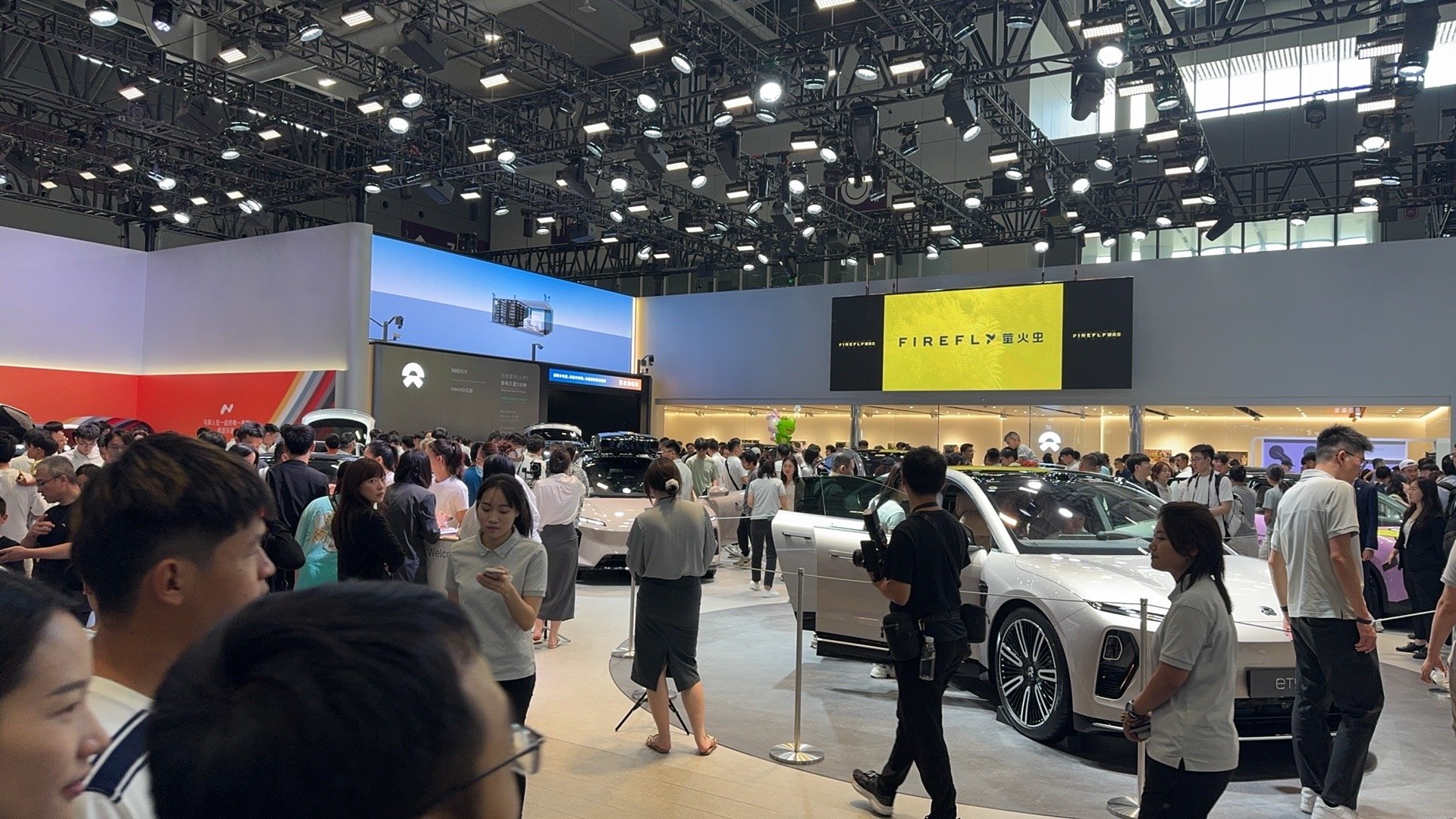 蔚来ET9、焕新5566与乐道同台亮相粤港澳车展，定制萤火虫成引流担当