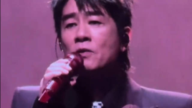 郑伊健助阵陈小春演唱会，合唱《友情岁月》引落泪