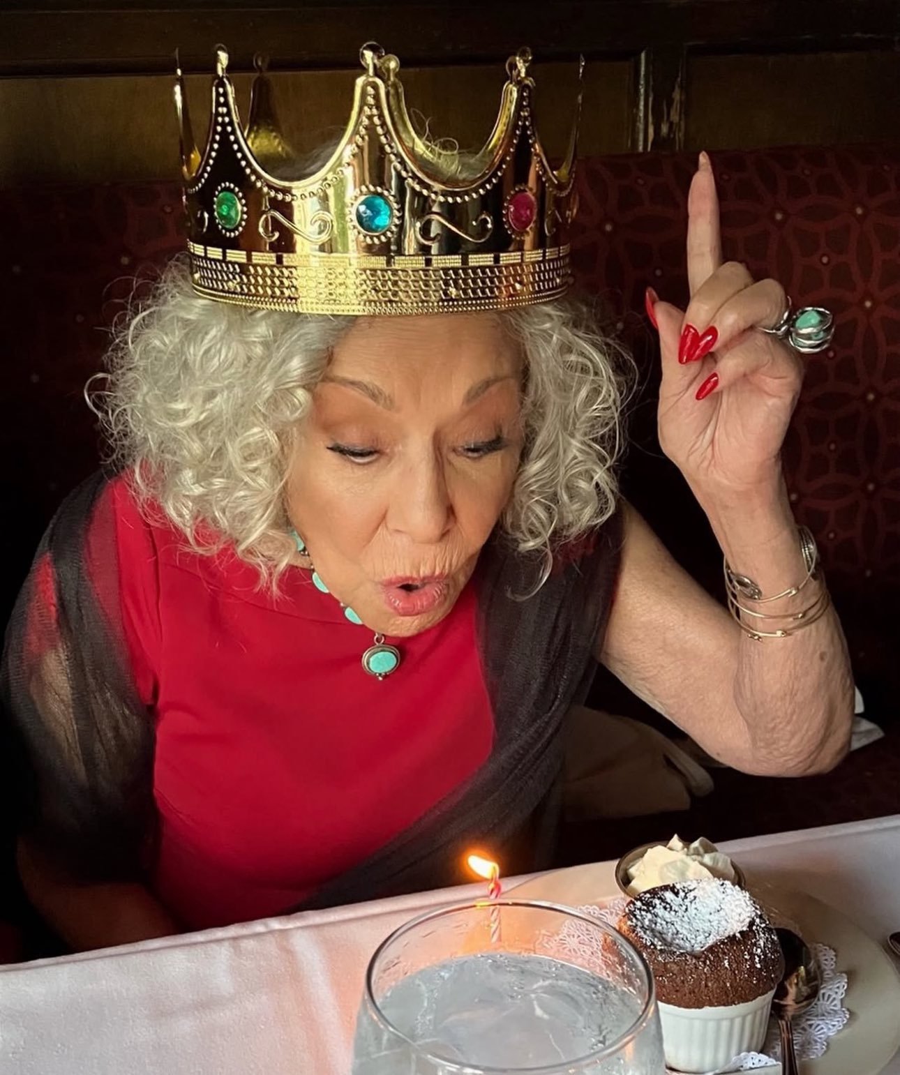 《寻梦环游记》中为奶奶配音的演员芮妮·维克托去世，享年71岁