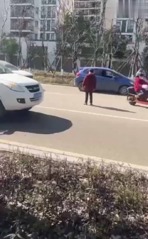 网友：老太太在大马路上碰瓷，选了半天，一脑袋扎在公务车上