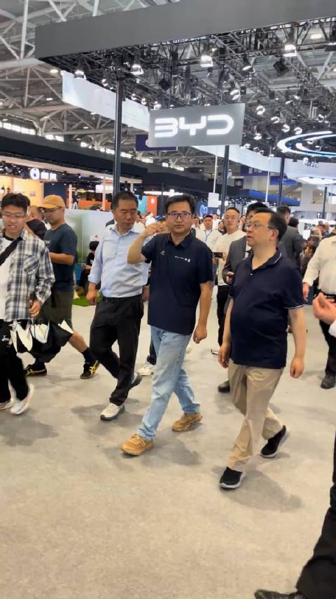 王传福一身邻家大叔，闲庭信步大湾区车展