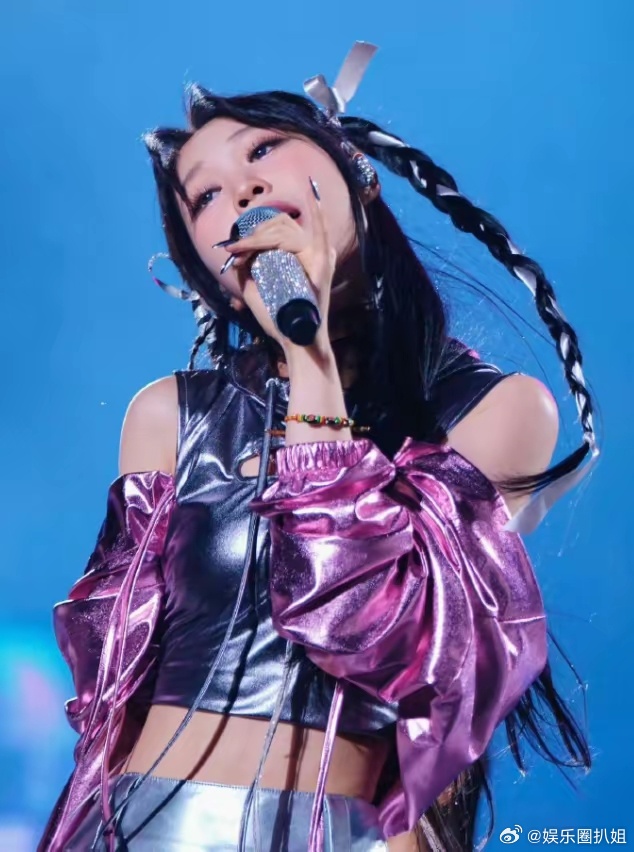 面对争议，小沈阳妻子沈春阳在直播中哽咽回应：我闺女喜欢跳舞，我们只是支持她的爱好，她不是艺人，只是个普通学生