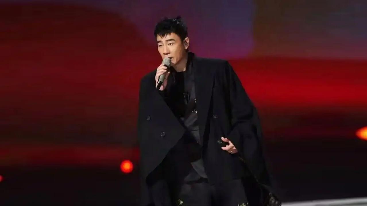 爱上海|郑伊健一曲《友情岁月》唱哭陈小春