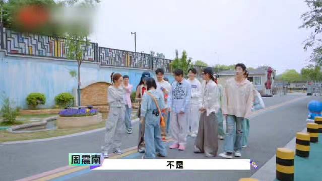 周震南神吐槽上线！他锐评周扬青戴上眼镜后神似《蜡笔小新》里的园长！