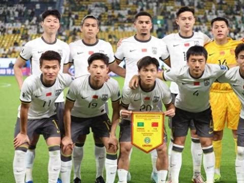 国足首发阵基本出炉：门将王大雷，中场塞鸟+杨明洋，前锋王钰栋