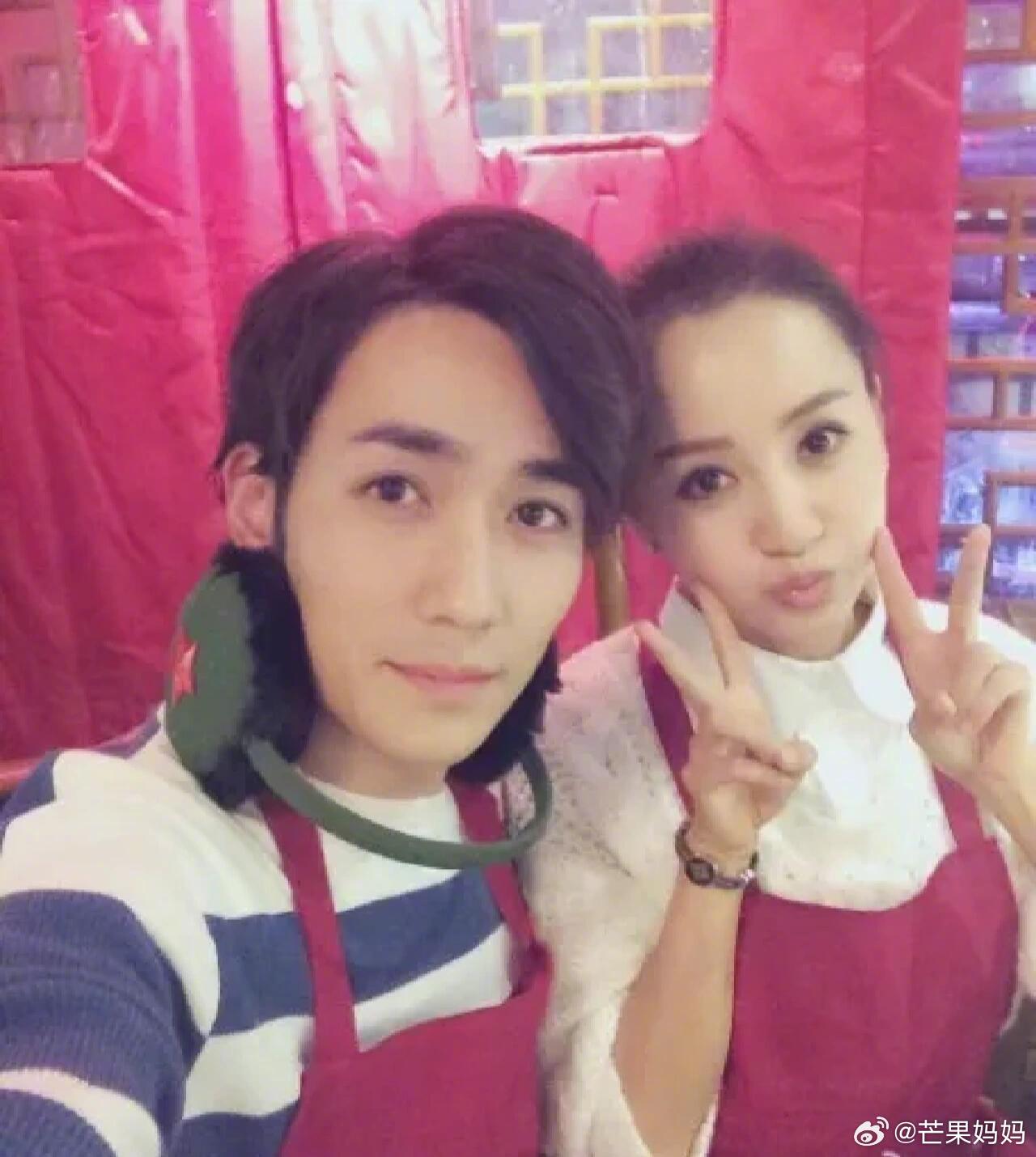 杨蓉大概是唯一每年出现在朱一龙微博的女人了吧，火锅友谊长存！