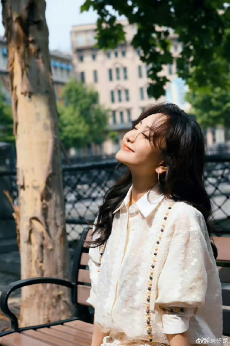 朱一龙晒杨蓉生日照配文杨老师，生日快乐！