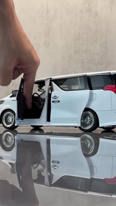不是，如今1:18合金模型都这么卷了？居然带电滑门！