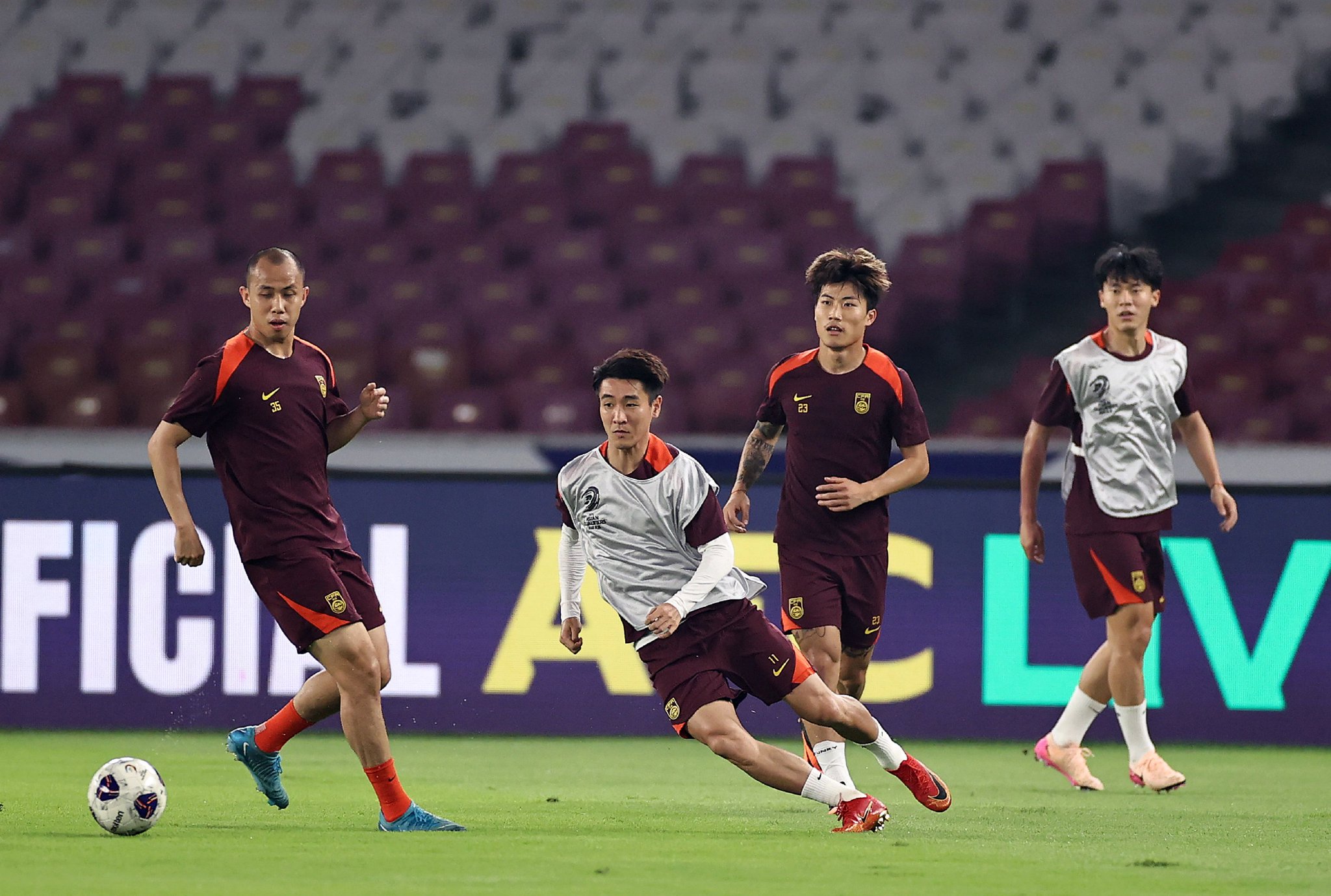 （体育）（3）足球——世预赛：中国队进行赛前训练