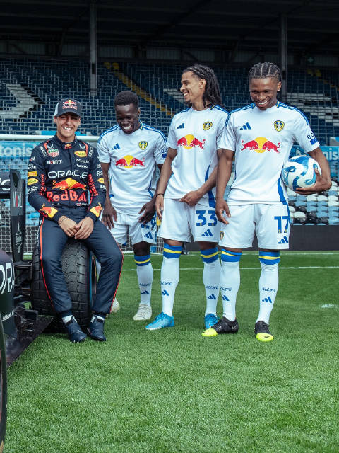 足球运动员与红牛F1赛车竞速标准球场