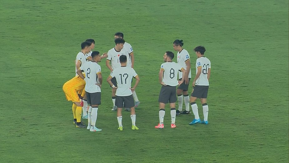 国足半场换人：蒋光太、刘诚宇登场，韩鹏飞、徐皓阳被换下