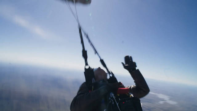 阿汤哥在碟中谍最终清算连续表演了16次带着着火的降落伞的跳伞特技
