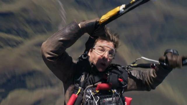 阿汤哥16次燃烧跳伞创吉尼斯纪录，成碟中谍系列最后特技