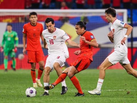 国足0-1印尼，外媒给全队评分：不是王大雷获最低，而是杨泽翔