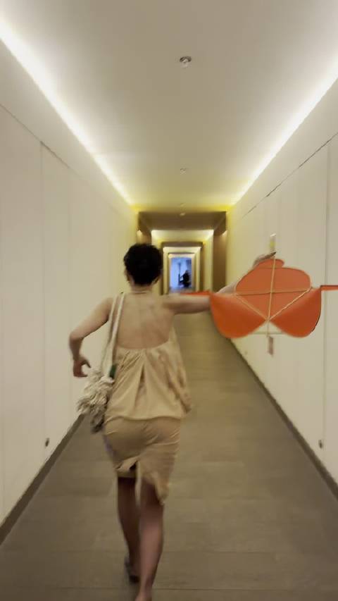 郭采洁排练后海边放风筝，工作度假两不误