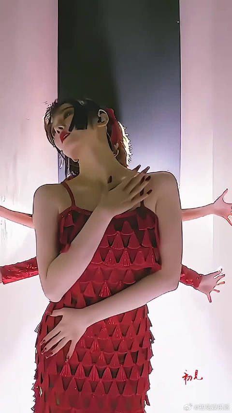 陈小纭整骨十次逆天改命，曾因兄大自卑，如今性感火辣