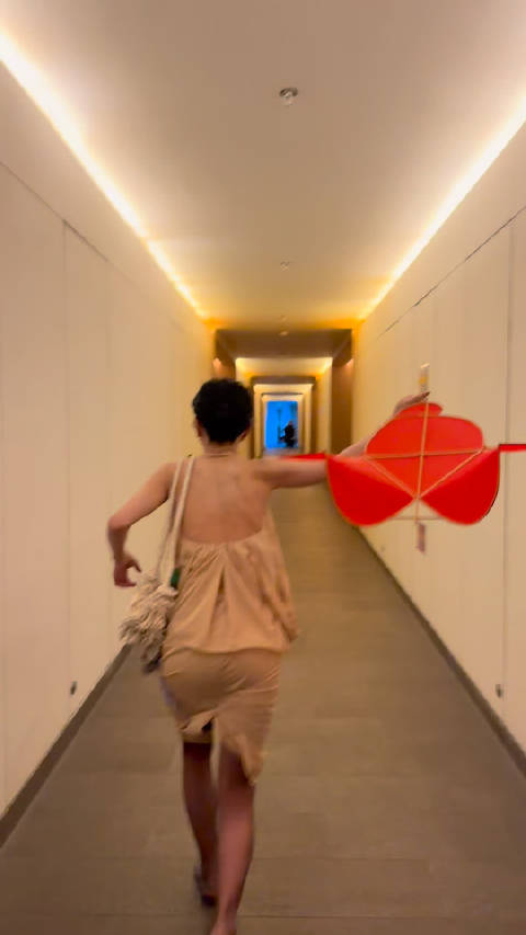 郭采洁VOGUE海边素颜排练，红毯放风筝反差感十足