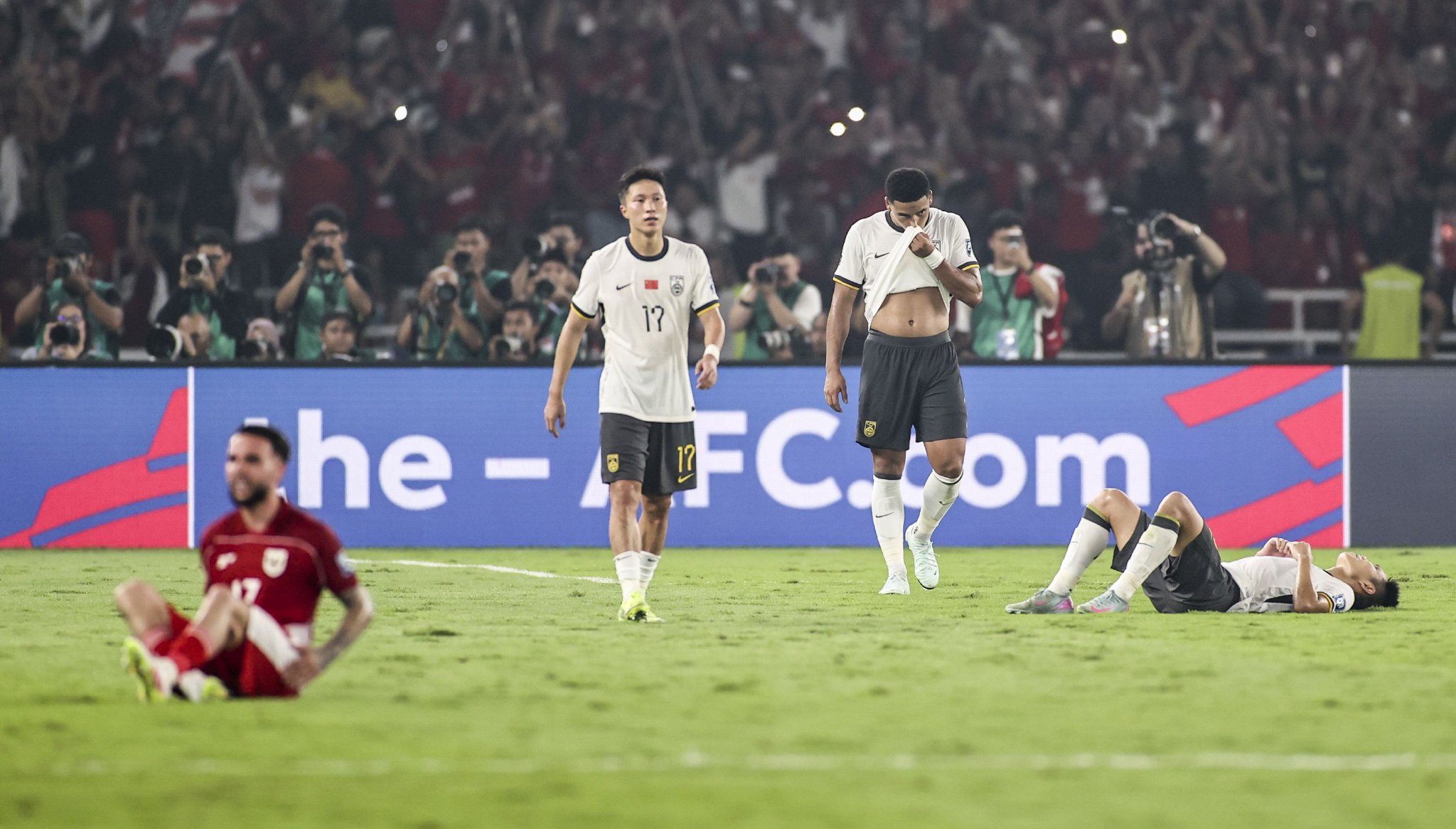 （体育）（15）足球——世预赛：中国队不敌印尼队