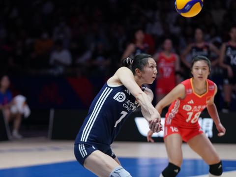 女排横扫法国迎4好消息！张籽萱与王梦洁太稳，赵勇用人获赞！