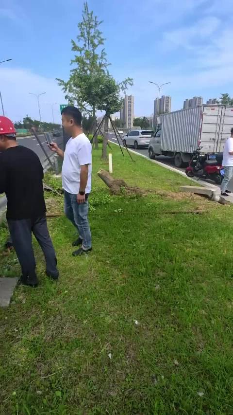 小米SU7车主穿拖鞋驾驶引争议