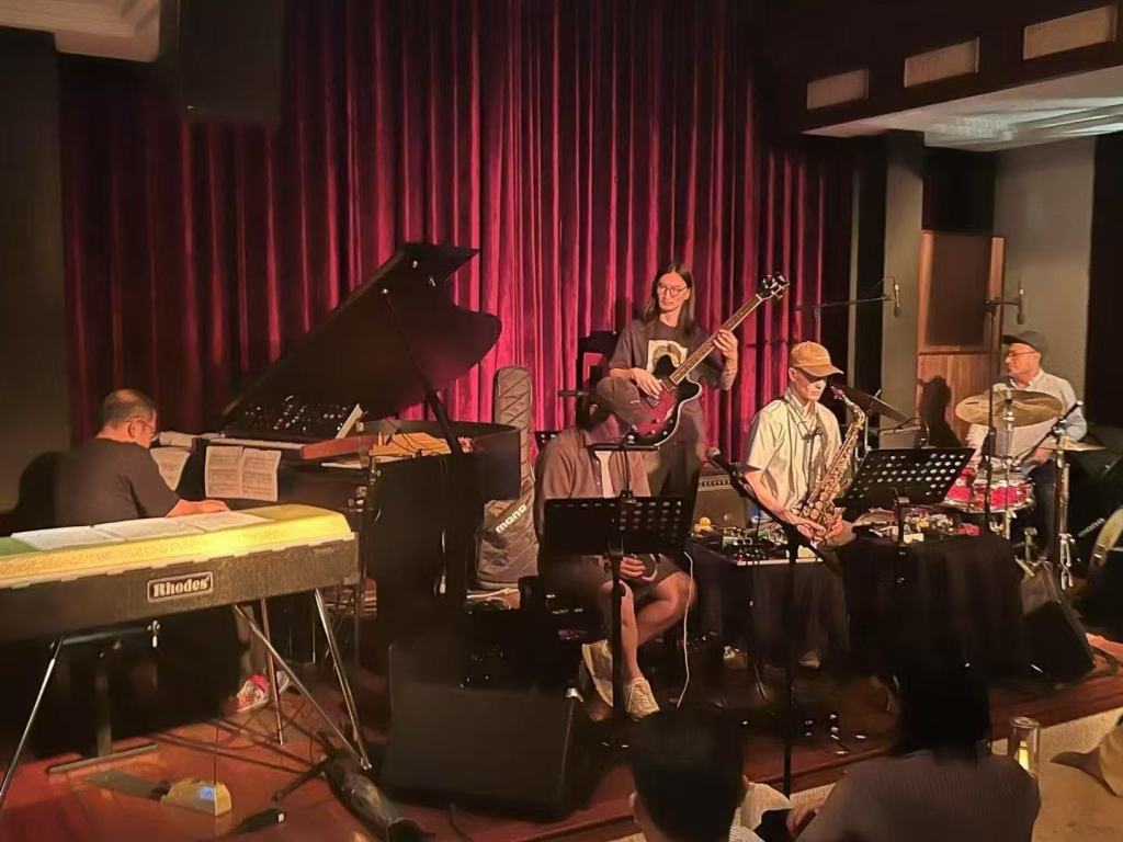 红手乐队在杭州爵士黄楼