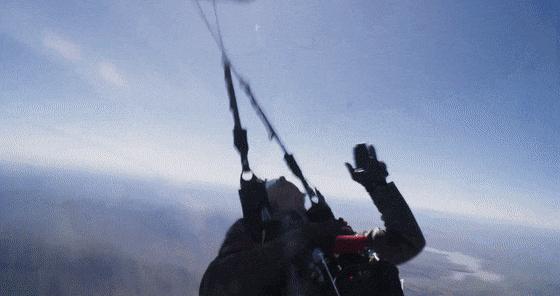 62岁演员汤姆·克鲁斯高空起火跳伞16遍，破吉尼斯世界纪录