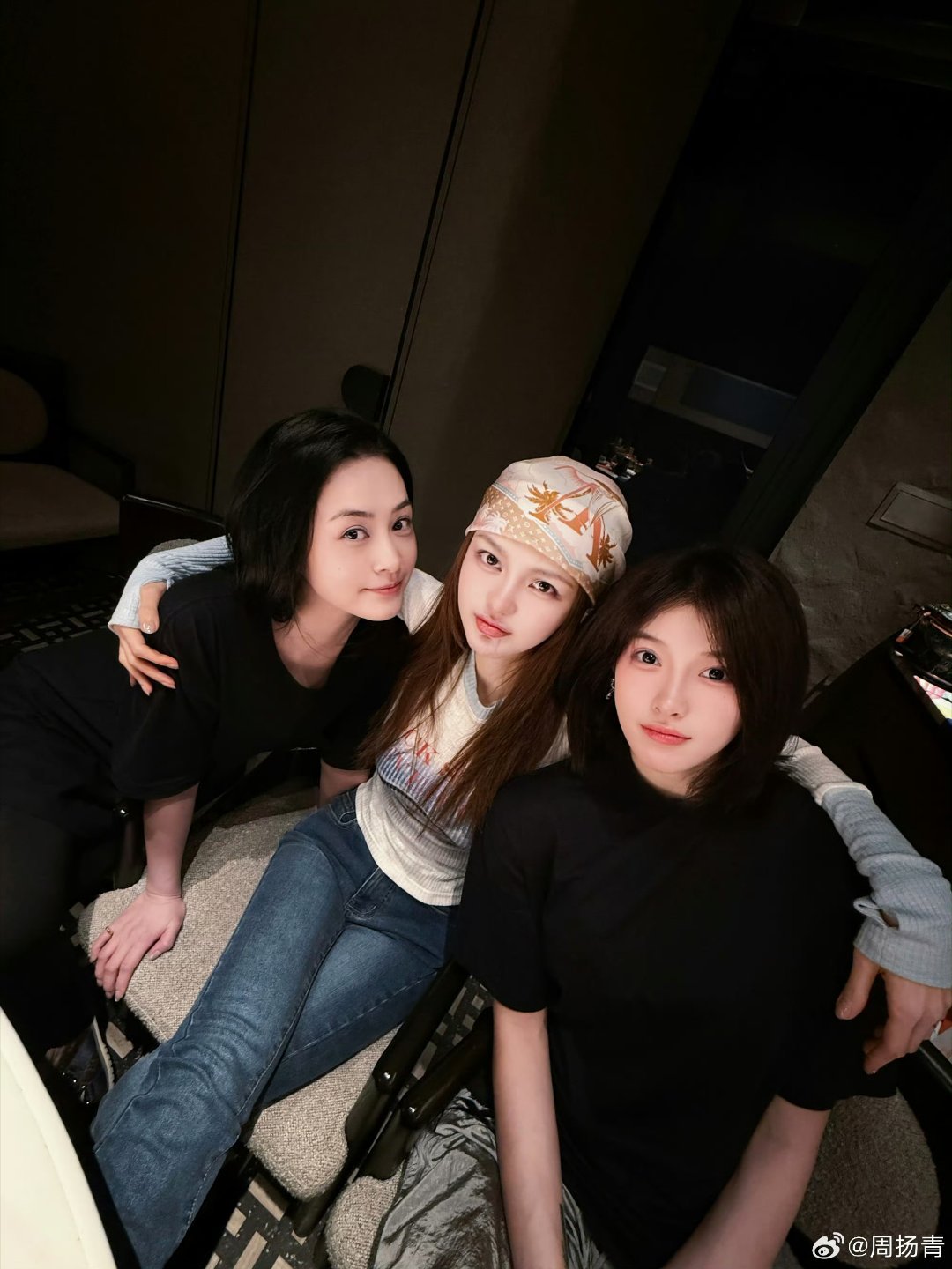 钟欣潼周扬青吴艳妮聚餐，不同领域的女孩子梦幻联动啦！友谊长存哇