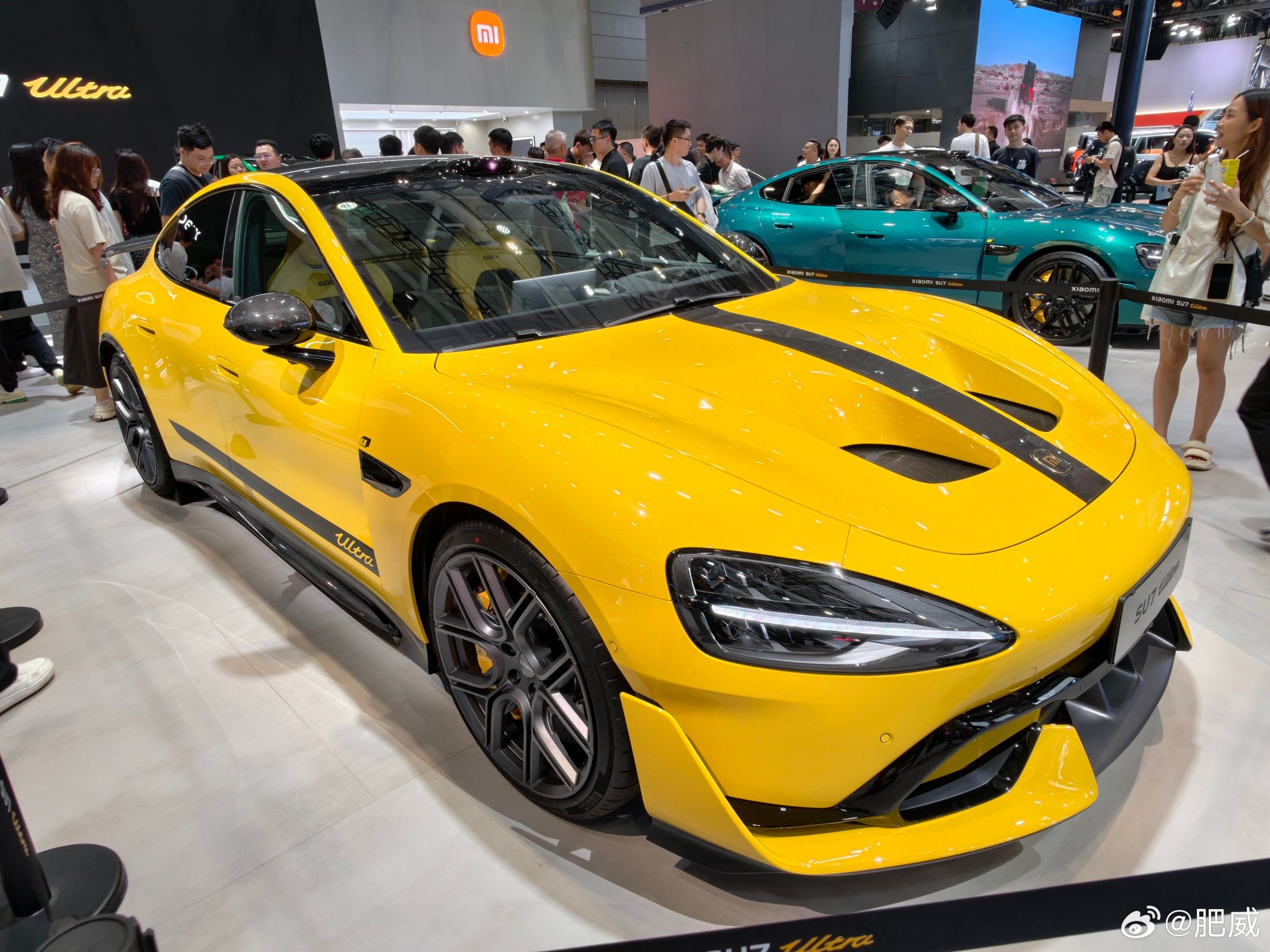 粤港澳车展小米展区里跟YU7一样围起来不让靠近的还有这台加了竞速套装的SU7