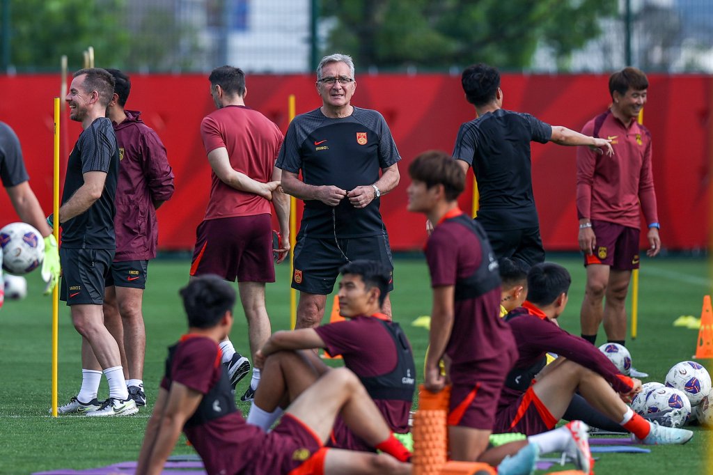 国足重庆首次公开训练热度不减，战巴林阵容将有较大变化