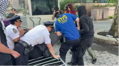 当地时间7日,示威者在纽约曼哈顿与警方发生冲突。图源:美媒