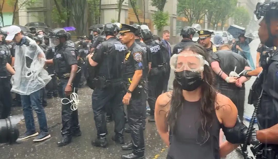 当地时间7日,示威者在纽约曼哈顿与警方发生冲突,随后被捕。图源:美媒