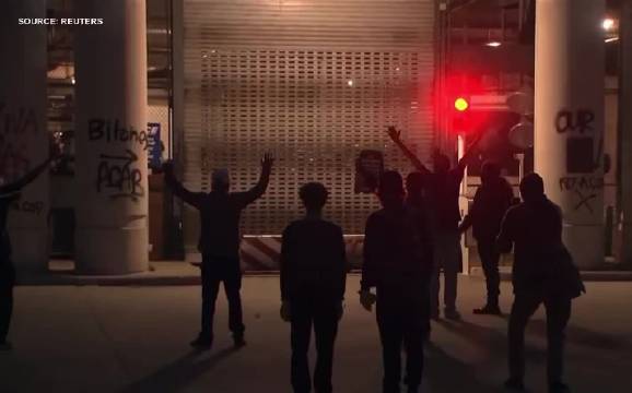 加州联邦大楼遭千人围攻，防爆警察开枪驱散