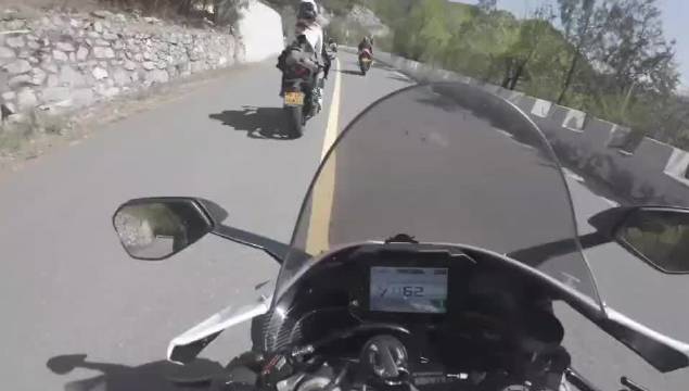 前车乘客衣着不当引发后车不满