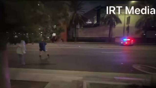 有警车被蒙面黑衣人包围、打砸，警察最后冲出包围圈